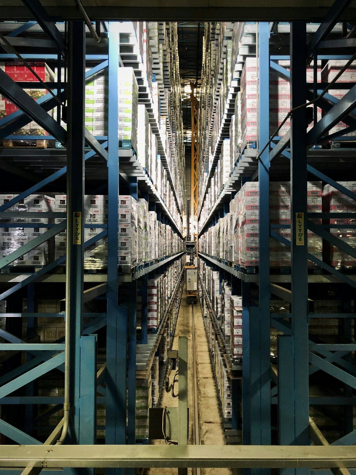 Allées d’entrepôt, cartons rangés sur des étagères