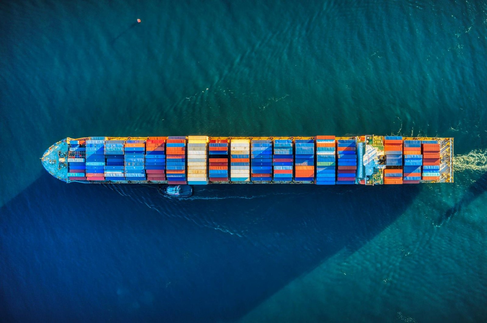 Porte-conteneurs vu du ciel, en pleine mer